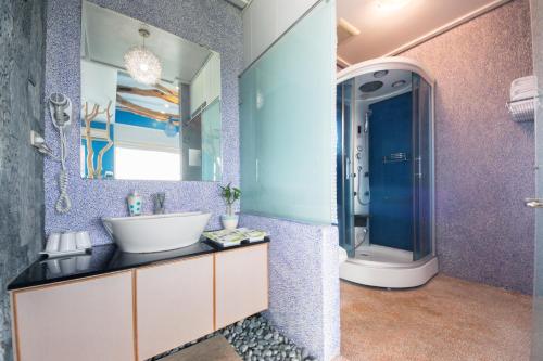 壯圍鄉的住宿－幸福藍星民宿，一间带水槽和镜子的浴室