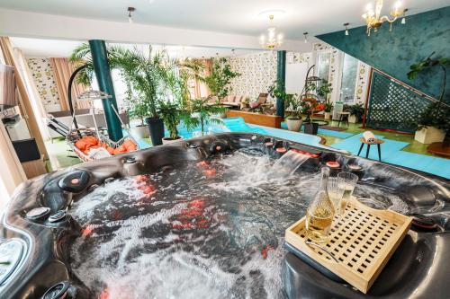a jacuzzi tub with koi in a room at Rezydencja Florina - Willa z prywatnym basenem, jacuzzi i kortem tenisowym in Rogóźno