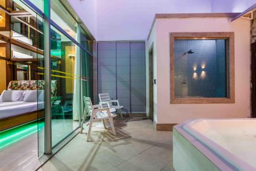a bedroom with a tub and a bed in a room at Status Motel in Serra