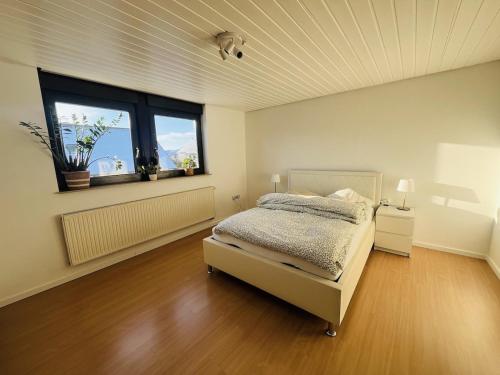 a bedroom with a bed and a window at Ferienwohnung in Wörnitz in Unterwörnitz