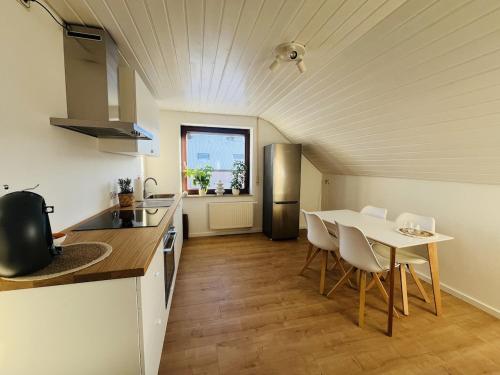 a kitchen and dining room with a table and chairs at Ferienwohnung in Wörnitz in Unterwörnitz