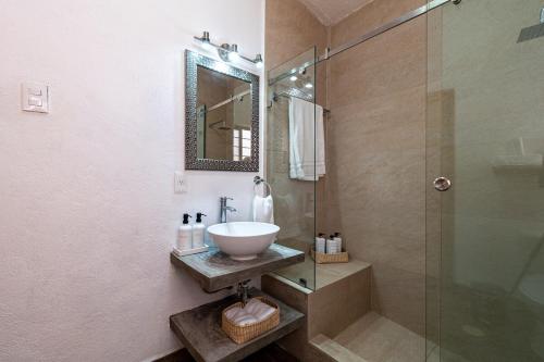 a bathroom with a sink and a shower at Quinta Rustica "La Aguacana" in Cuautla Morelos