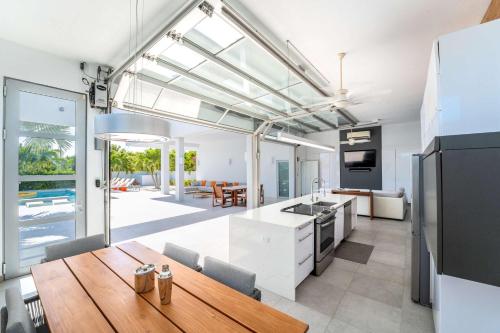 White Villas - Beachside Villa with Pool and Resort Amenities - v1