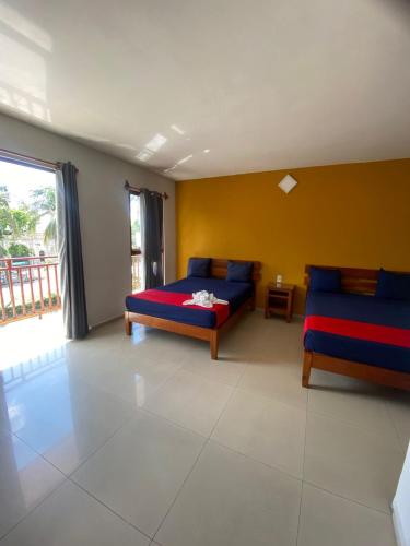 ein Schlafzimmer mit einem Bett, einer Couch und einem Fenster in der Unterkunft Hotel MCH in Veracruz