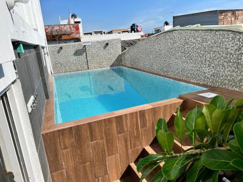 ein Schwimmbecken an der Seite eines Gebäudes in der Unterkunft Hotel MCH in Veracruz
