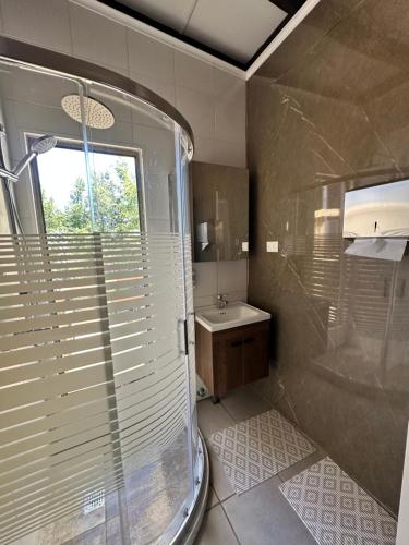 a bathroom with a shower and a sink at Ecoraleo in Concepción