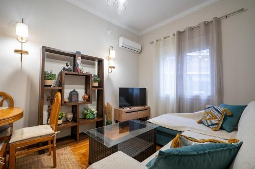 Steps from the Heart of Zografou- 3 Guests by ΜΡS