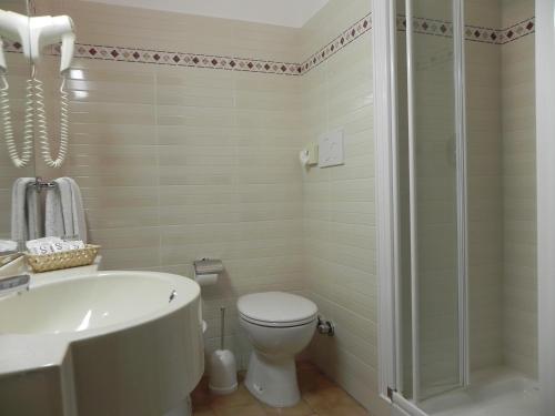 Ένα μπάνιο στο Hotel Italie et Suisse