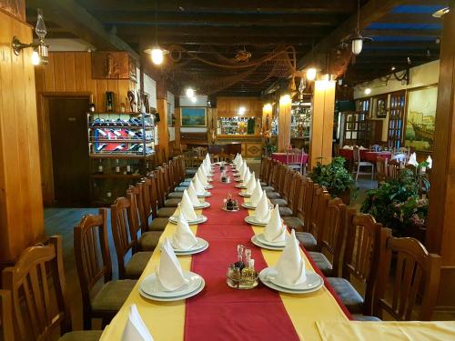 uma longa sala de jantar com uma longa mesa com cadeiras em Palma Rooms B&B em Split