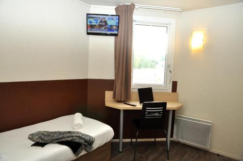 Postel nebo postele na pokoji v ubytování B Hotel Caen Mondeville