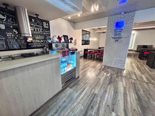 a restaurant with a counter and a bar with a drinkinsula at Lavid Hotel Kennedy in Bogotá