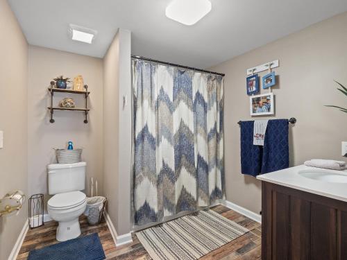 ein Badezimmer mit Duschvorhang und Toilette in der Unterkunft Atkins Point - Private Lot - Easy Access To Water! in Arley