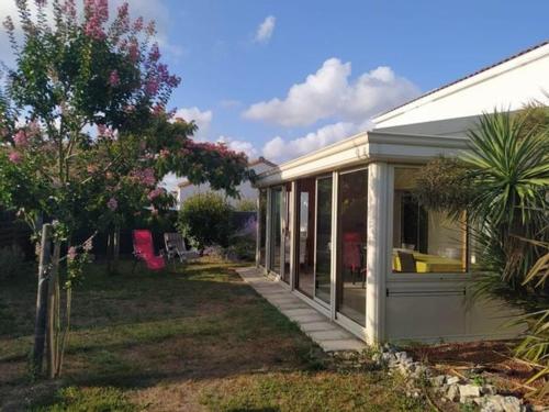 Maison pour 8 - 5 min de la plage Jardin & Véranda