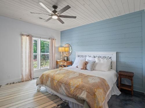 a bedroom with a bed with a ceiling fan at L & L Lodge - Six Bedrooms! Popular House And Location! in Double Springs