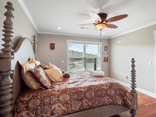 Llit o llits en una habitació de Generations Cove - Welcome To Your Perfect Lakefront Getaway!