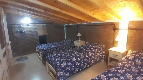 a room with two beds in a room at Los Almendros in Nueva Atlantis