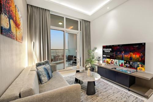Luxe 1BR with Balcony & Canal View