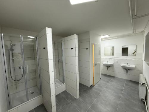 a bathroom with a shower and a sink and a toilet at Hostel & Monteurzimmer bei KuK in Hamburg