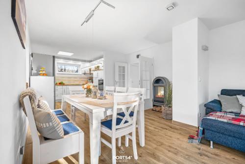 a kitchen and living room with a table and chairs at Ferienhaus Ankerplatz St Peter-Ording in Böhl