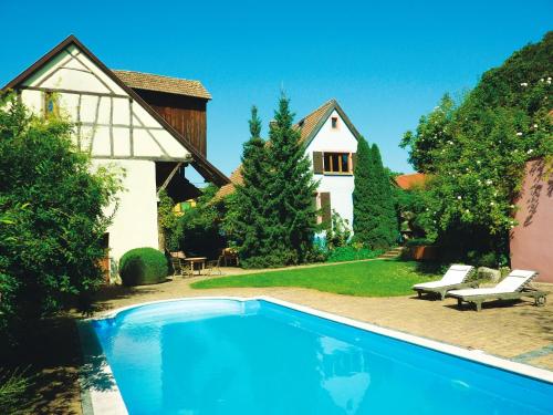 - une piscine en face d'une maison dans l'établissement La Maison d'Artgile, à Zimmersheim