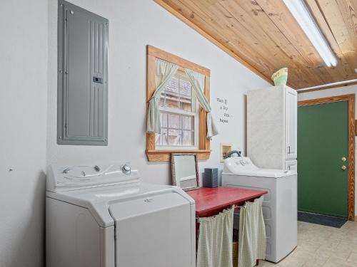 a bathroom with a sink and a washer and dryer at Wonderland Cabin - Quiet, Family-Friendly Stay - Near The Barn in Bremen