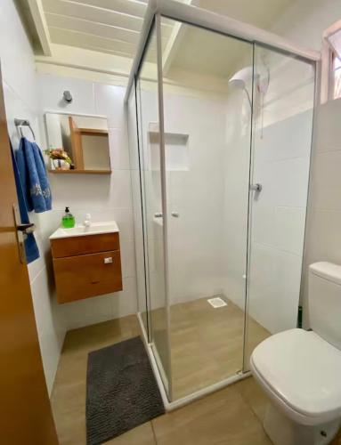 a bathroom with a shower and a toilet at Casa do Aconchego - Quitinete I in Governador Celso Ramos