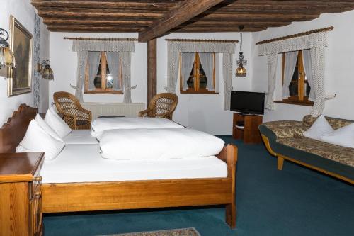 A bed or beds in a room at Hotel-Gasthof Zur Post