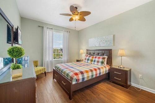 a bedroom with a bed and a ceiling fan at Deluxe 3 Bedroom Apartment 404 in Orlando