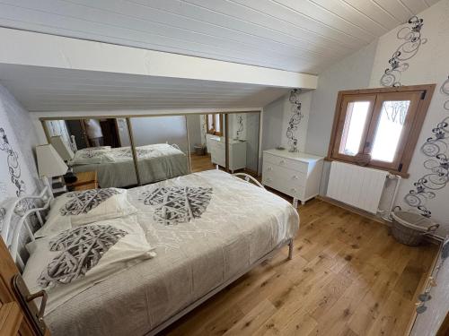 En eller flere senge i et værelse på chalet des sources