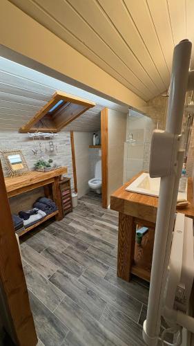 En eller flere senge i et værelse på chalet des sources