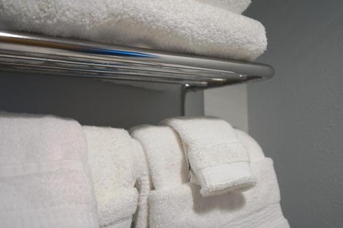 a bunch of towels on a towel rack in a bathroom at Gold King Mountain Inn in Cripple Creek
