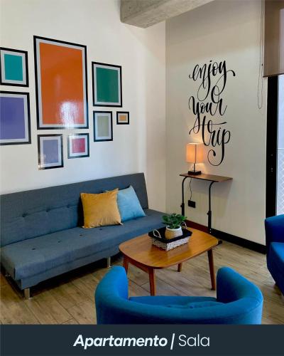 a living room with a blue couch and a table at Eon 5 - Apartamento en edificio de lujo - Zona 10 de la Ciudad de Guatemala in Estación Pamplona