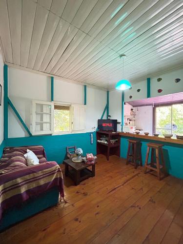 a room with a bed and a desk in it at Casa 3 habitaciones in Tigre