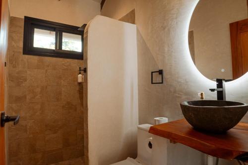a bathroom with a sink and a shower at Manta Project in Morrillo
