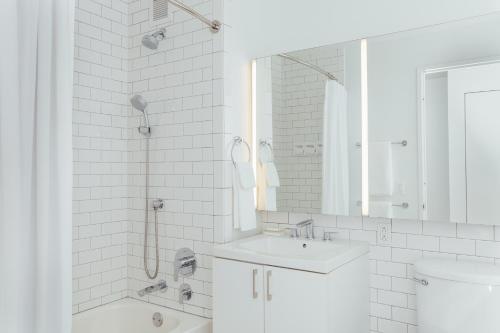 Mint House 70 Pine by Kasa — Bathroom