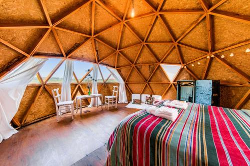 a large room with a bed in a yurt at El Encuentro Casa de Campo in Río Cuarto