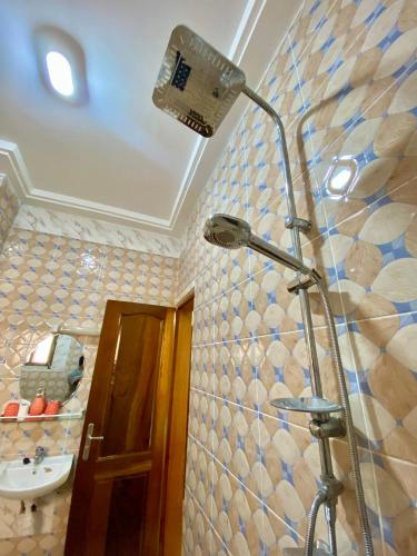 a bathroom with a shower and a sink at Appartement moderne 2 chambres Grand-Bassam, Pharmacie Yélé in Moosou