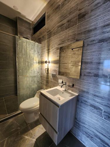 a bathroom with a sink and a toilet at Apartamentos Batara in Filandia