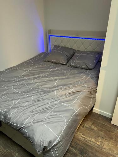 En eller flere senge i et værelse på duplex jacuzzi