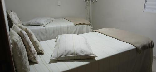 two beds sitting next to each other in a room at Um verdadeiro Spar, Para descansar e meditar in Vinhedo