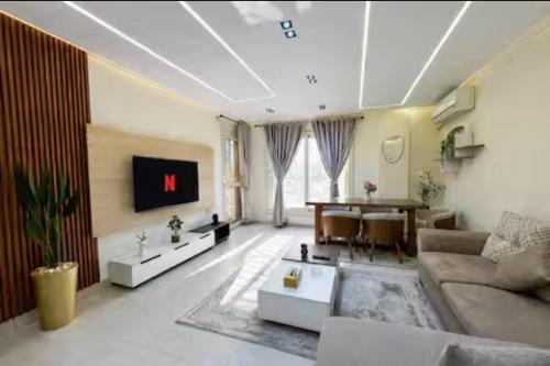 شقه فندقيه لك بالكامل غرفتين في كمباوند راقي بالشيخ زايد