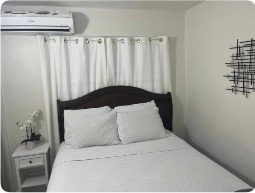 Llit o llits en una habitació de Shalex House