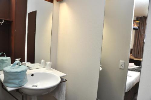 Ванная комната в B Hotel Caen Mondeville
