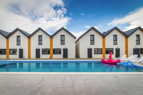Holiday homes with pool, close to the beach