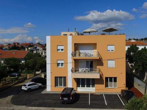 Apartments with parking space Zadar - 24099