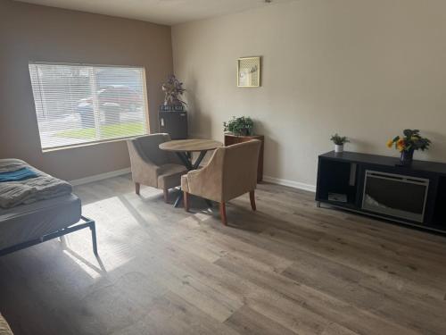 a living room with a table and chairs and a television at WHOLE Family - Rosemont in Sacramento