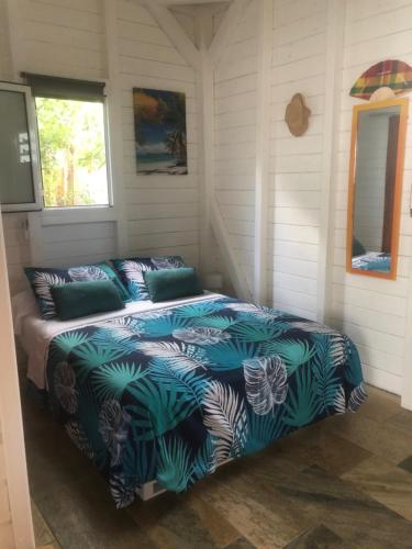 una camera da letto con un letto in una stanza di Casamango a Basse-Terre