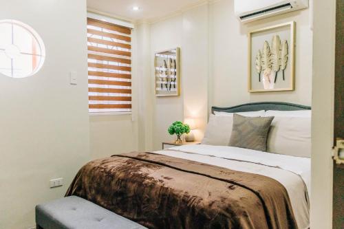a bedroom with a large bed and a window at Casa de Oro in Iyam