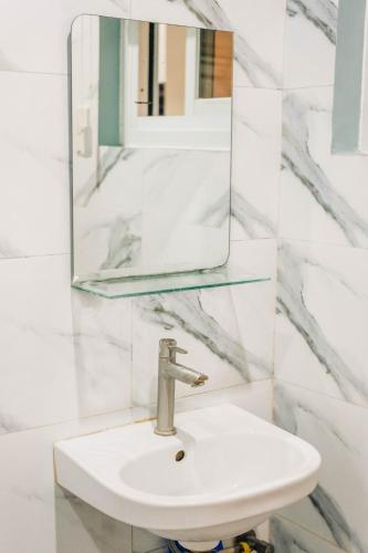 a bathroom with a sink and a mirror at Casa de Oro in Iyam