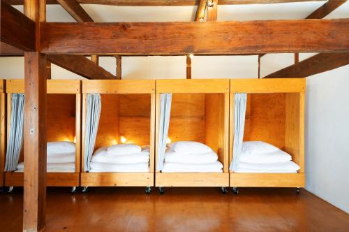 ein Etagenbett in einem Zimmer mit weißen Kissen in der Unterkunft Vacation rental HIKE in Nirasaki